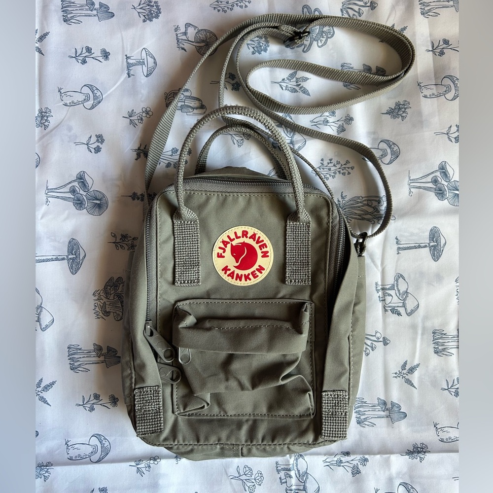 FJALLRAVEN KANKEN SLING BAG IN COLOR FOG